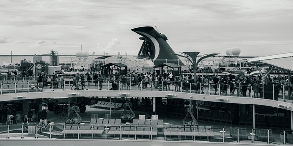 What are the best walking trails in the Peak District for both beginners and experienced hikers?